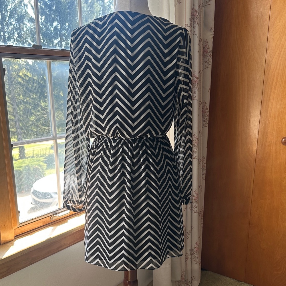Express Black and White Zigzag Long Sleeve Dress (NWT)- Medium - Picture 10 of 14